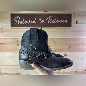 NWOB Sterling River Cowhide Booties